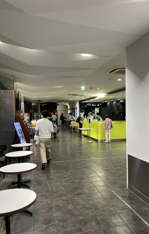 フロントは狭め