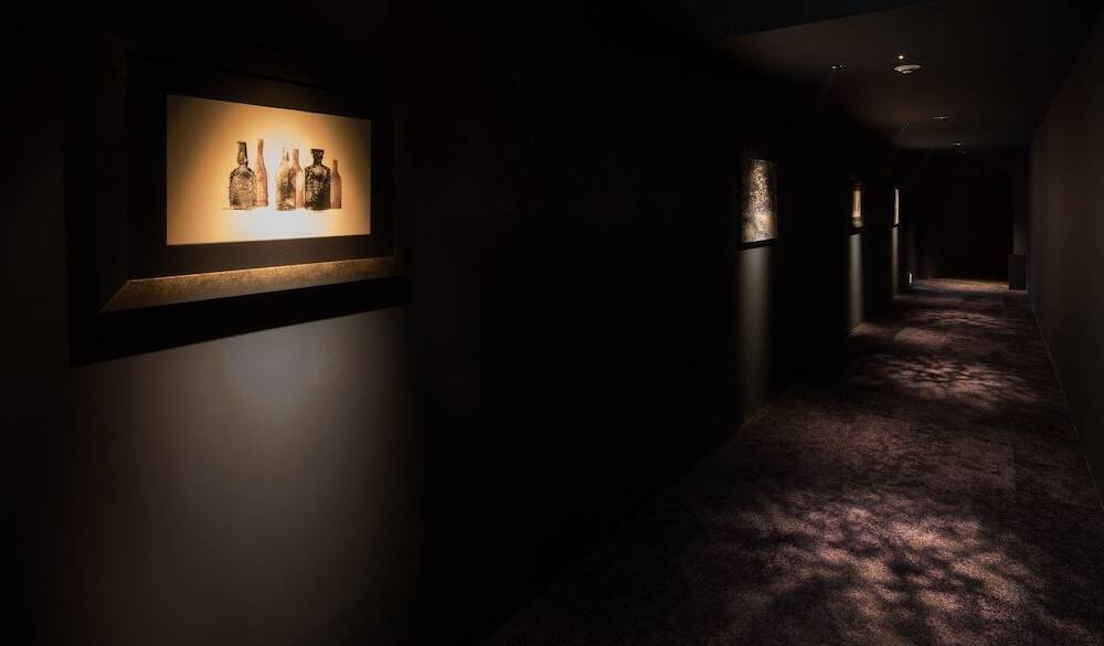 チェックインは
お酒を飲みながら / 4