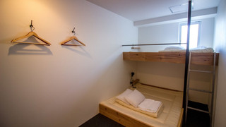 プライベート部屋　２段ベッド　下段キングベッド　上段シングル（２〜３名様用）