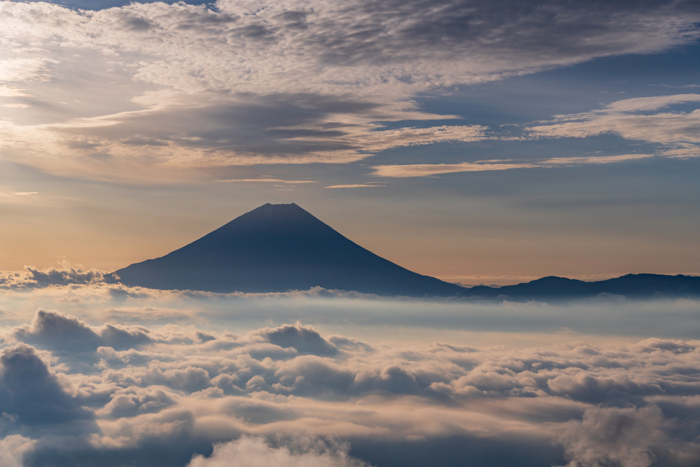 （山梨県）大雲海に浮かぶ富士山　日の出