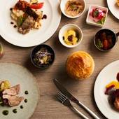 沖縄プリンスホテル オーシャンビューぎのわん(沖縄県 リゾートホテル):和洋アジア料理などバラエティー豊かな料理が並ぶディナーブッフェ。リゾート感たっぷりの開放的なレストランでゆっくりいただいて。 / 4