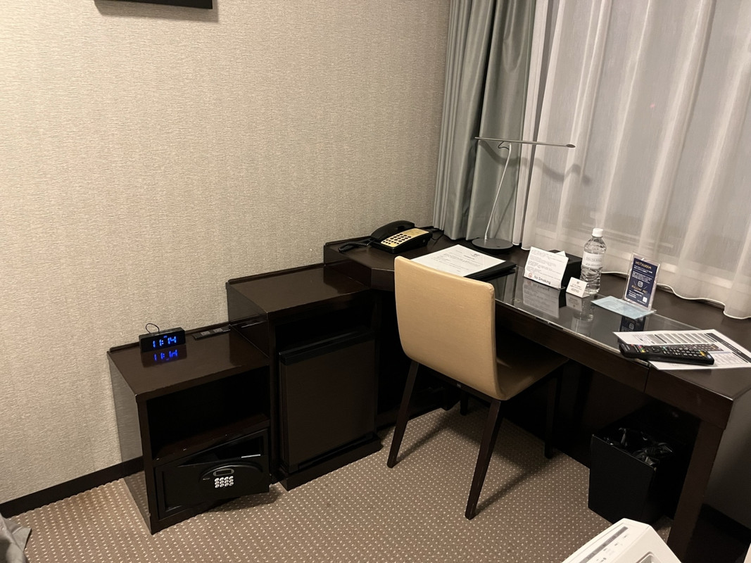 このデスク感が大変結構。スタンドも標準装備です。