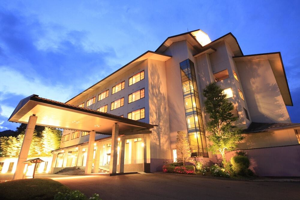 施設の正面 (日没後)