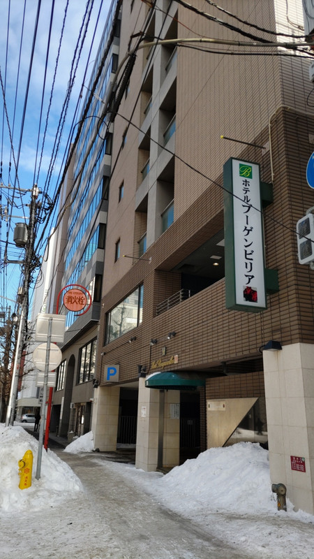 狸小路から出たらすぐ左(出る前の左角で1Fがカフェ)