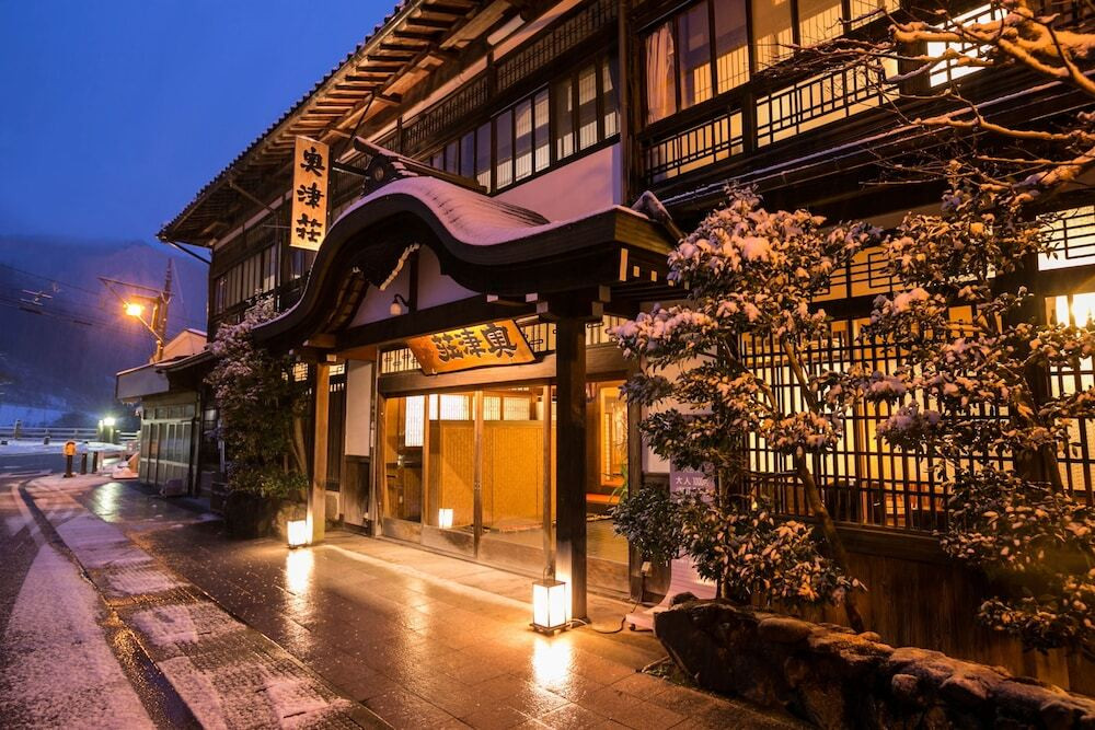 施設の正面 (日没後)