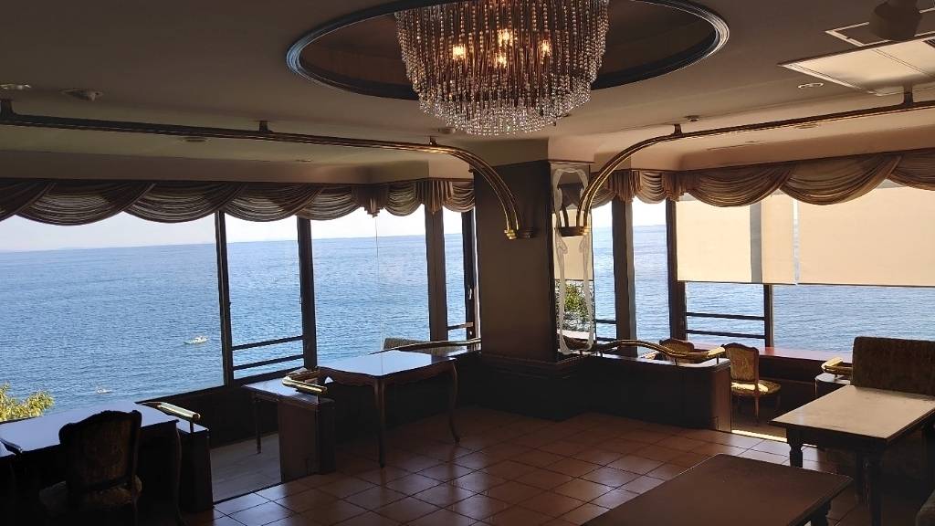 海が見えるカフェで
果物のパフェに舌鼓
 / 3