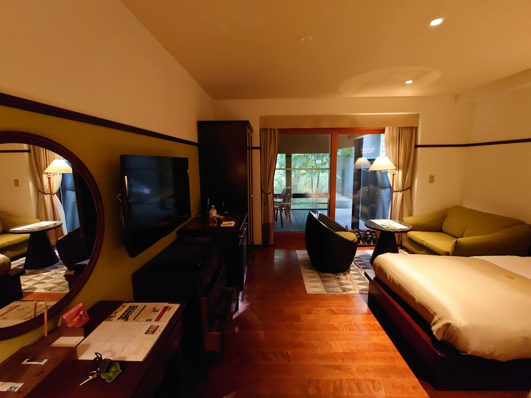 宿泊した露天風呂付きツインルームの様子。