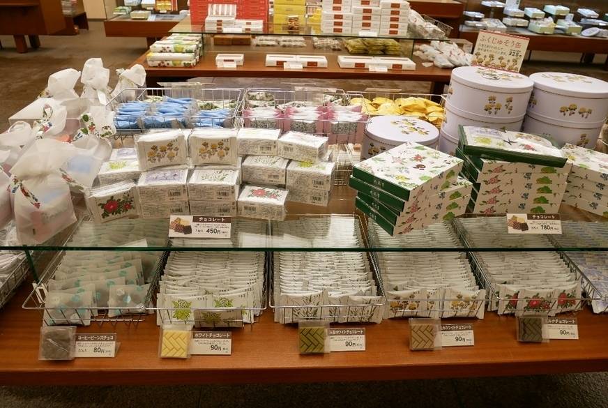 定番お菓子もばら売りしています / 2