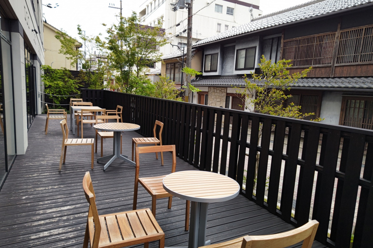 屋外デッキ。雰囲気、良いです。