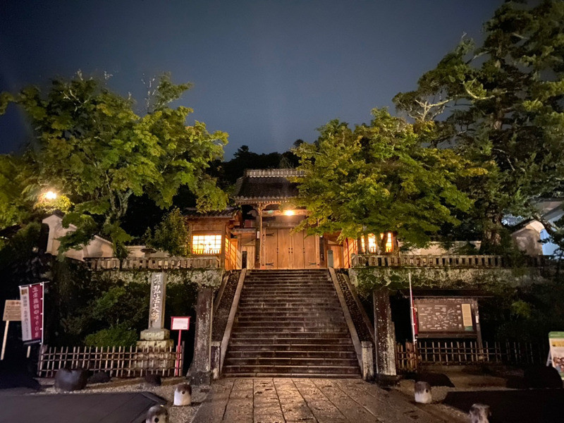 灯りに照らされる夜の「修禅寺」には、情緒ある雰囲気が漂う / 1