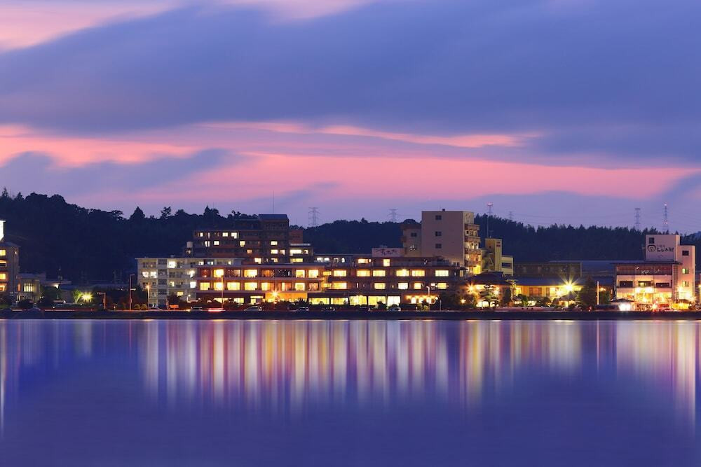 施設の正面 (日没後)