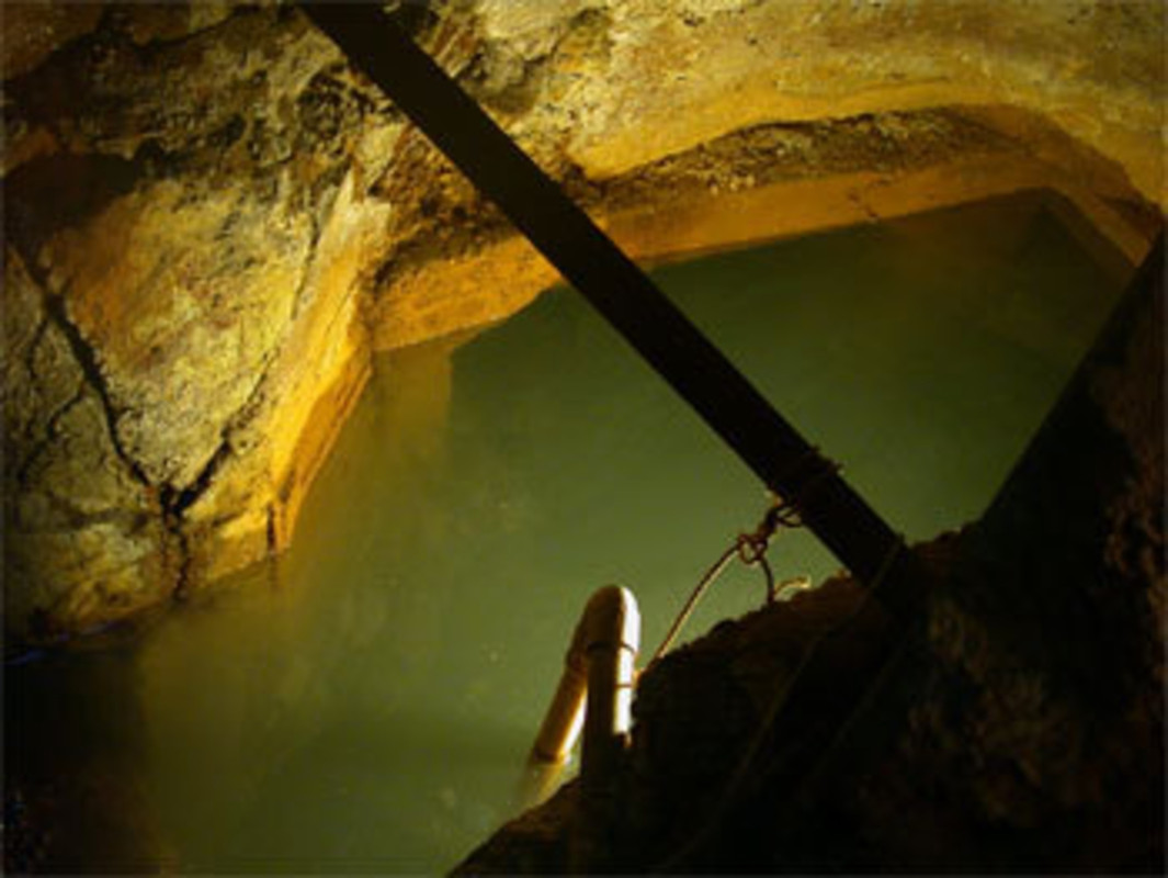 源泉のひとつ金具屋別荘