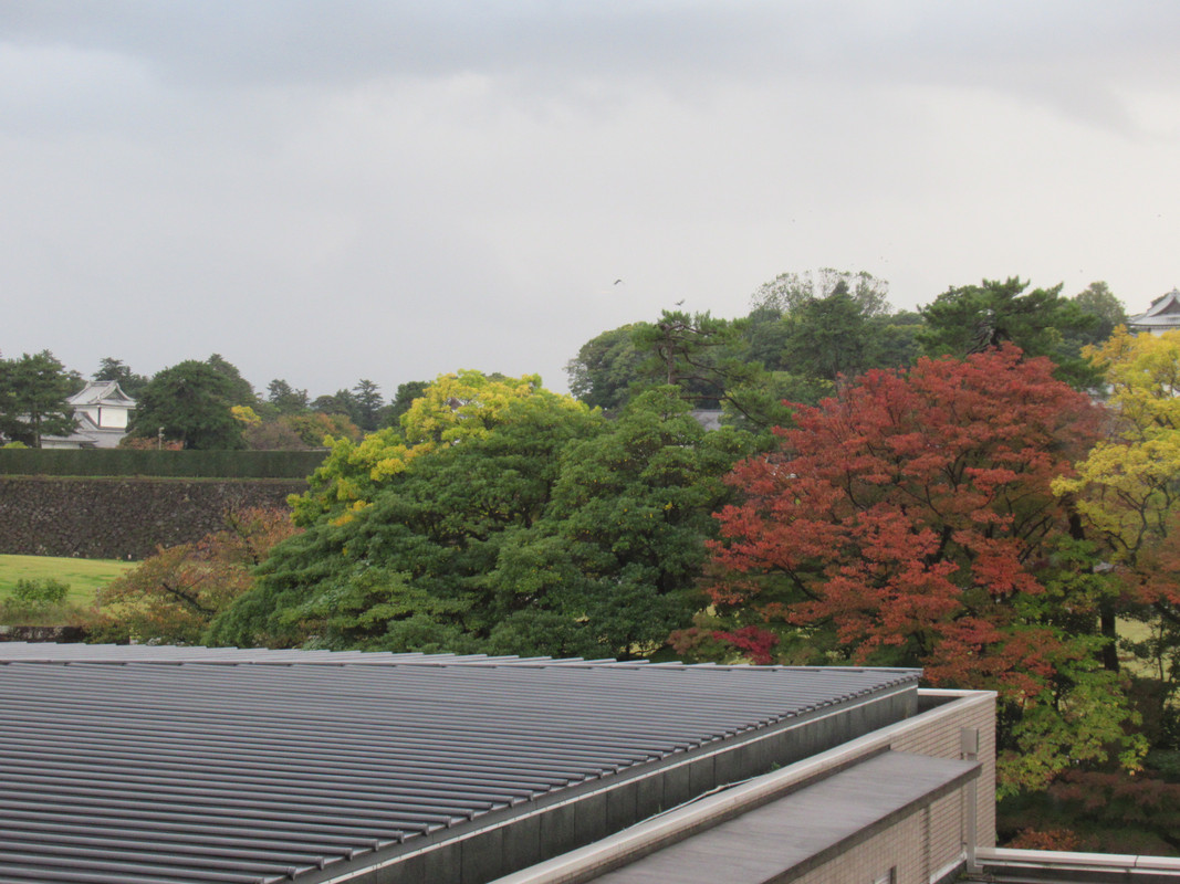 紅葉している金沢城址