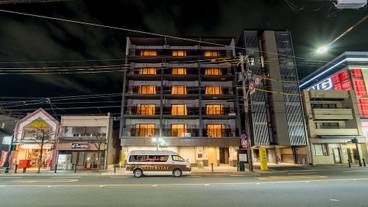 施設の正面 (日没後) / 3