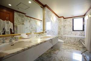 開放的なバスルームで至福の時間を