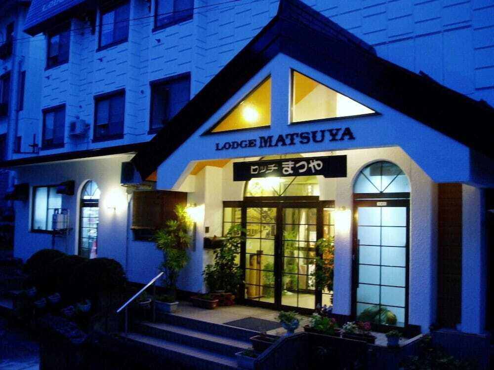 施設の正面 (日没後)