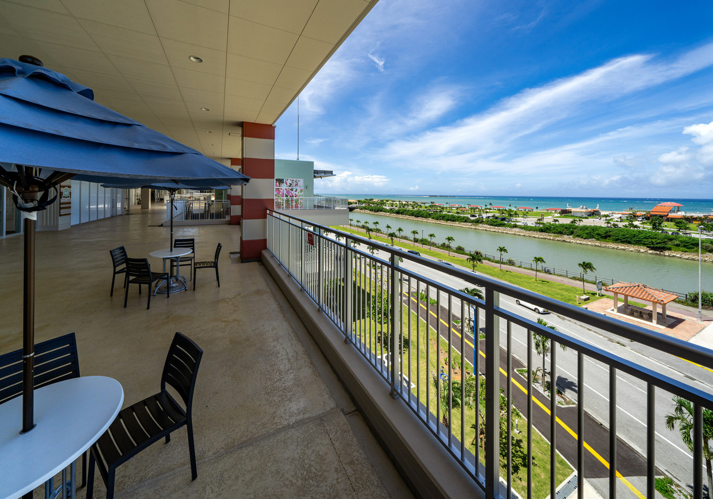 ビーチのそばで、沖縄を感じるショッピング「イーアス沖縄豊崎」3078204