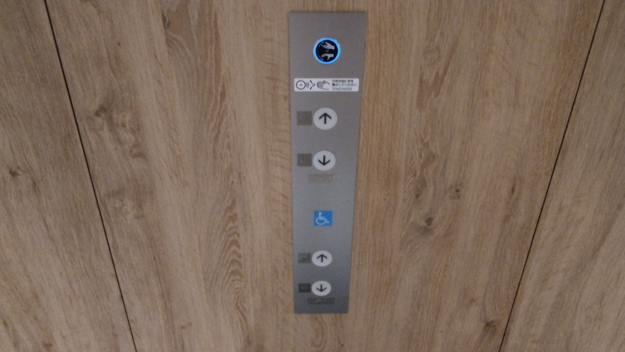 エレベータはタッチレスで呼べます