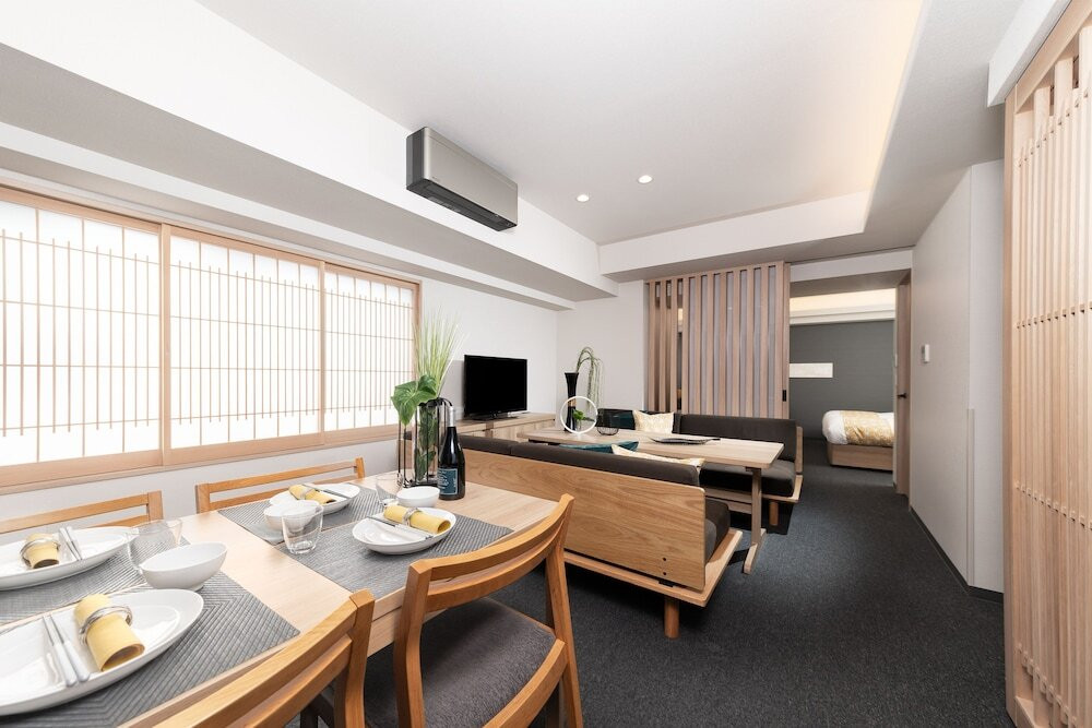 客室内のダイニングエリア