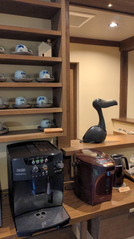 読書ラウンジでコーヒー飲んだり