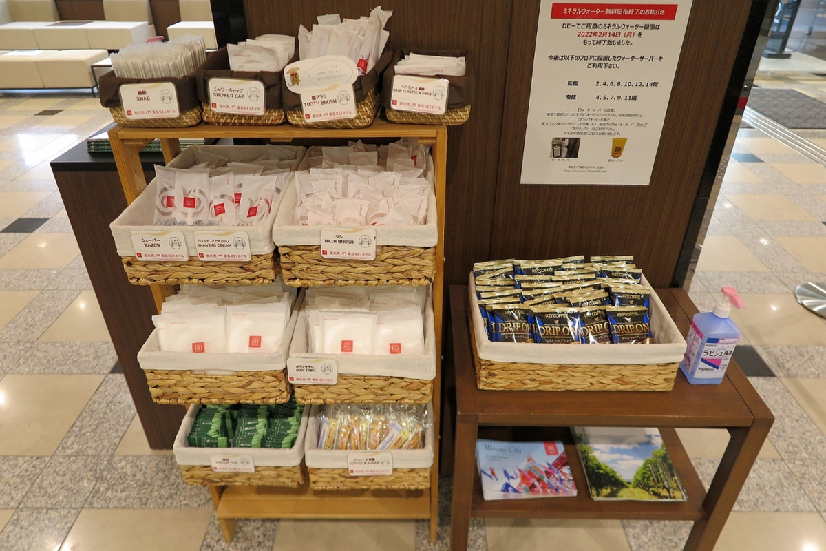 柱前にはバスアメニティやコーヒー&お茶など