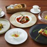 夜の街やホテル内で
美味しいディナーを / 4