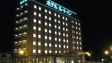 施設の正面 (日没後) / 1