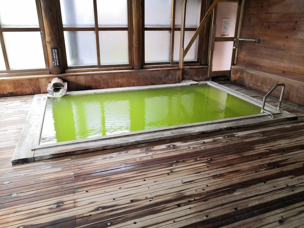 グリーン色の温泉