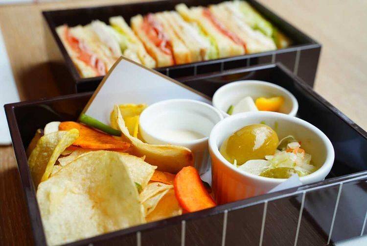 溜池山王駅前の
ホテルラウンジへ / 2