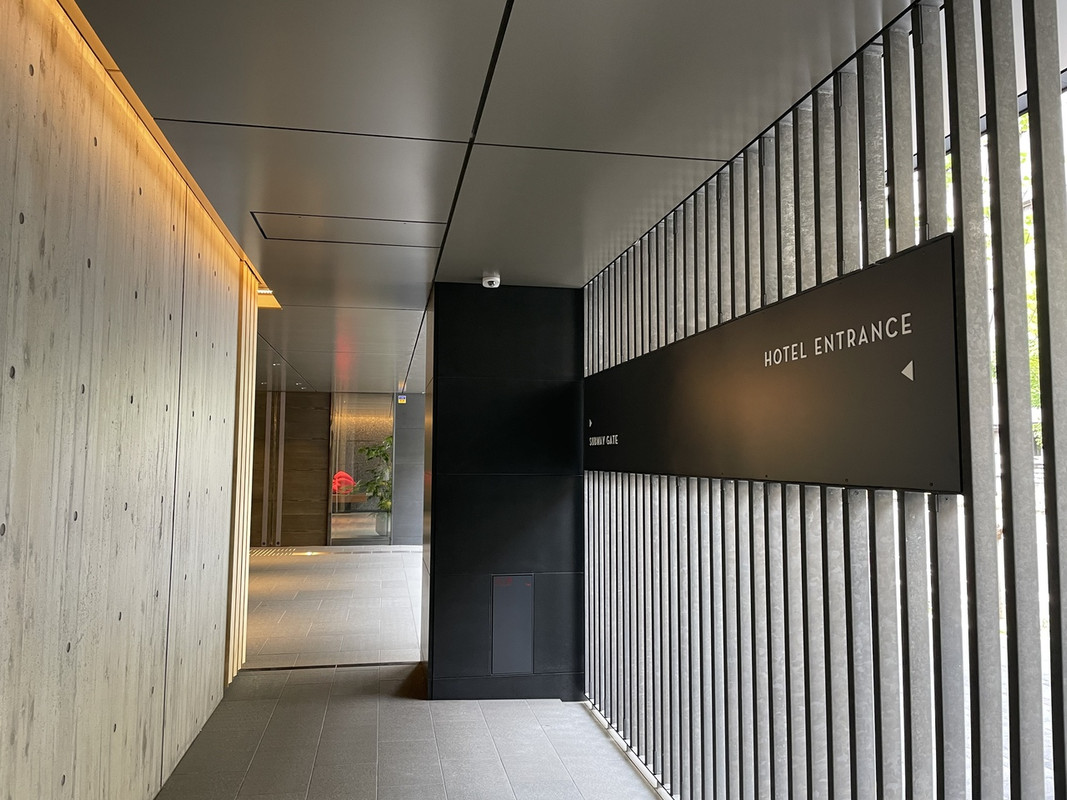 地下鉄出口からの通路