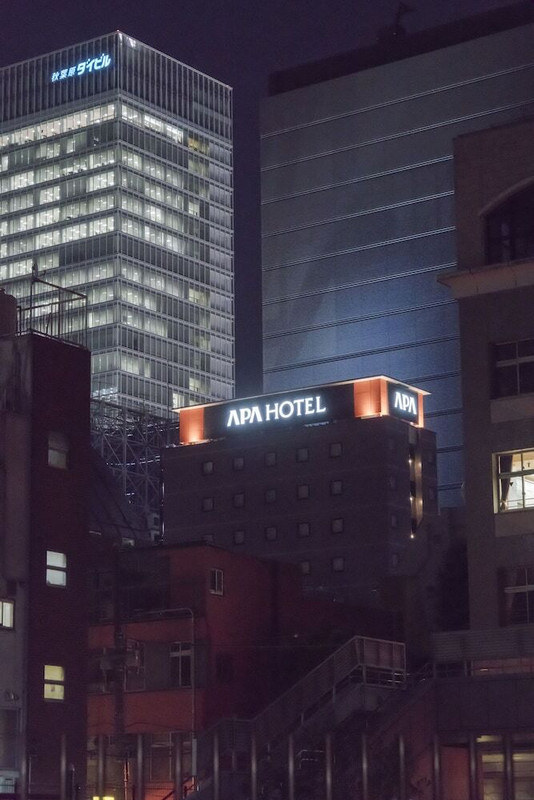 施設の正面 (日没後)