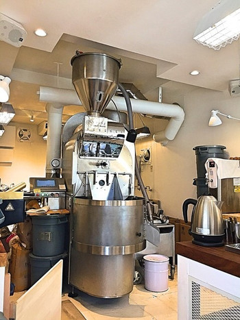 「27コーヒーロースターズ」 内観 67029041 焙煎機にちょっと近づいて（笑）