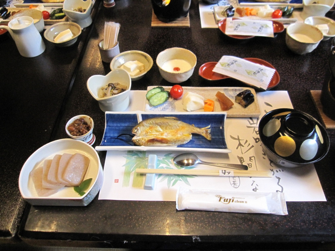 鮎の干物をメインにした感じの朝食