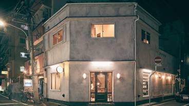 施設の正面 (日没後) / 1