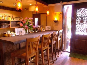 「クンテープ 道頓堀店」内観 1166743 エキゾチックなカウンター席。オリエンタルな夜が流れて行きます・・♪