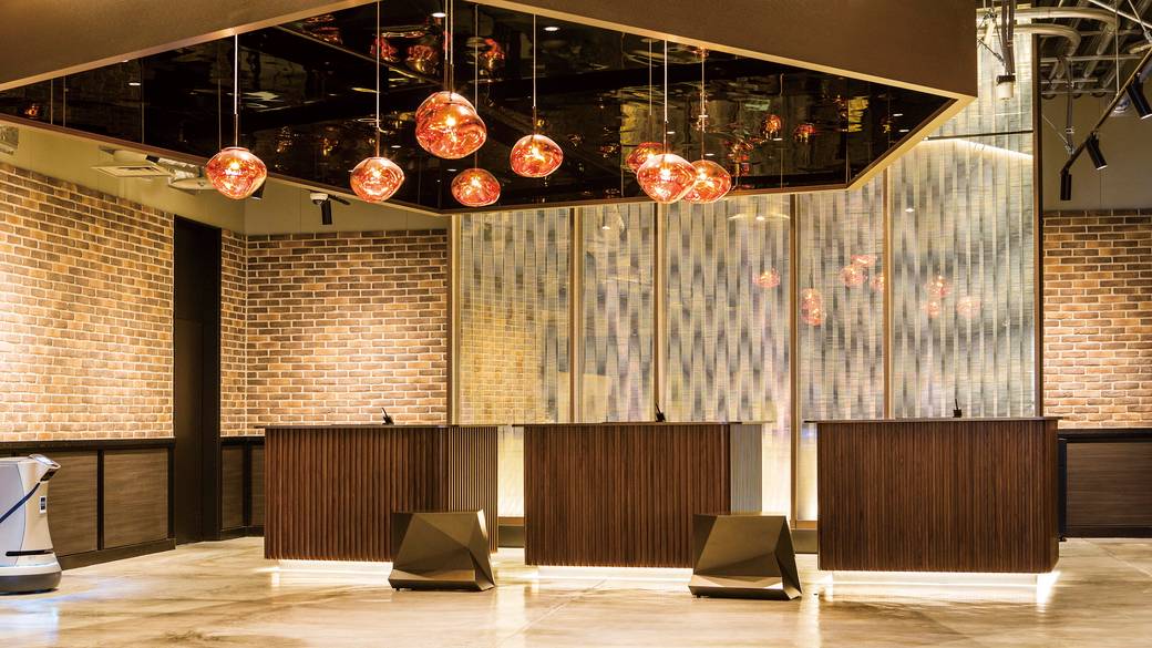 ホテルに到着
快適にチェックイン
 / 3