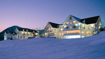 施設の正面 (日没後) / 1