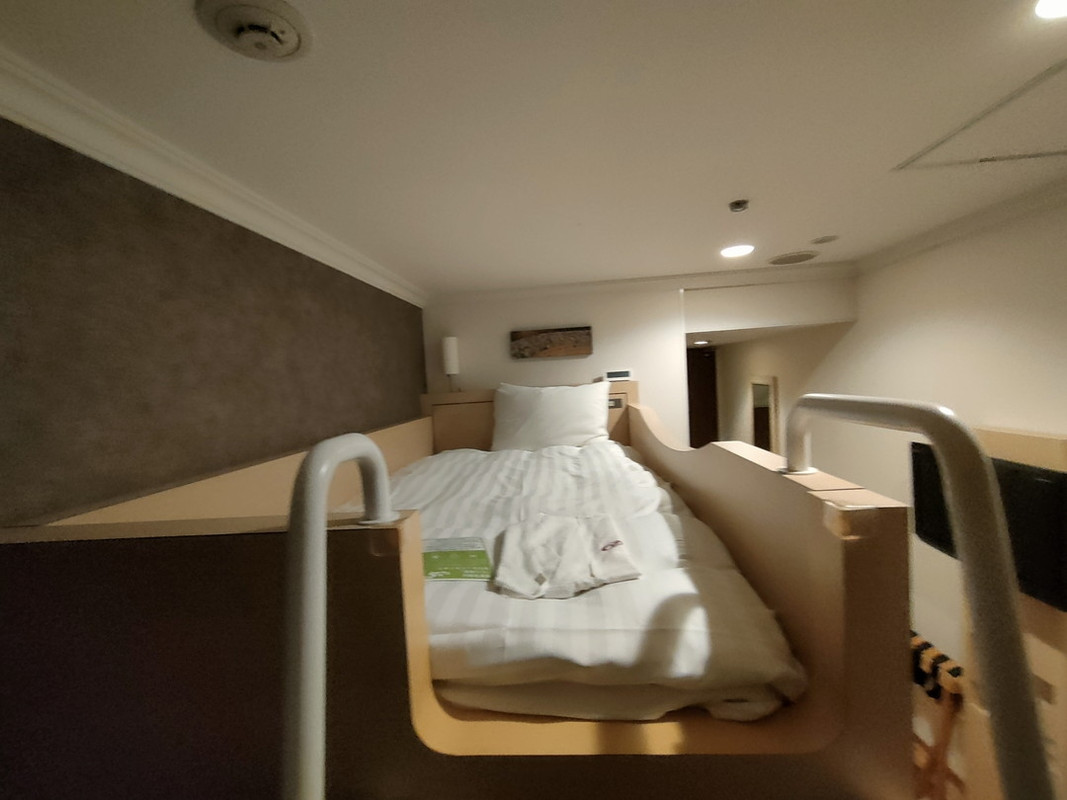 ベッドが天井に近いので・・・