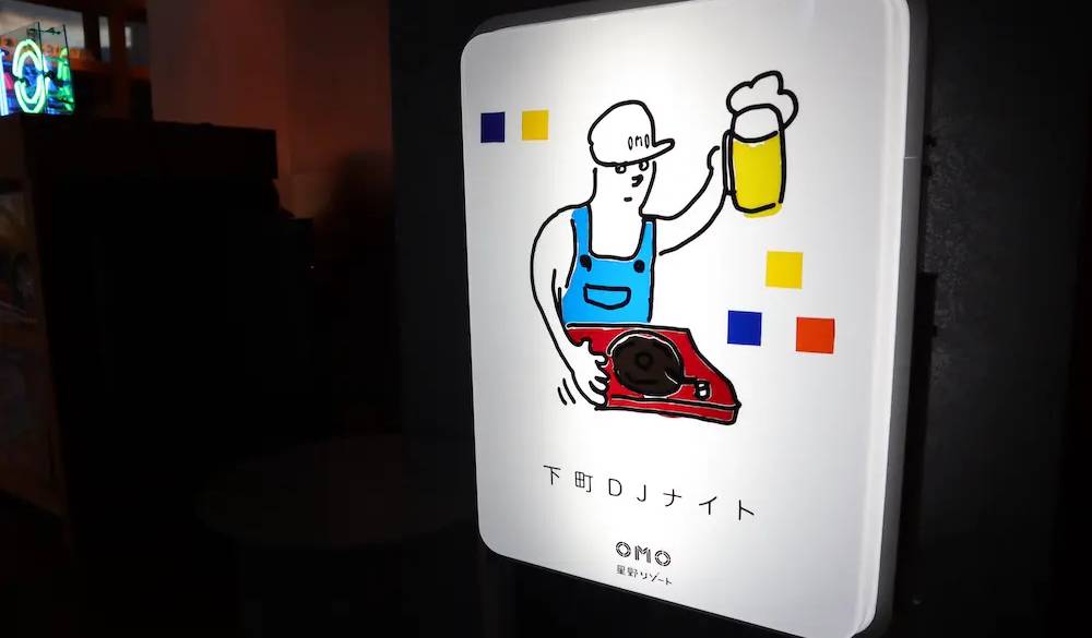 DJナイトにはレトロな看板やネオンが登場して、ラウンジの雰囲気を変えていました。こういった演出がホテル内の色々なところで見られます。