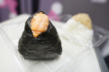 「米屋のおにぎり屋　菊太屋米穀店 ジェイアール新大阪駅店」 料理 133493487 さけ