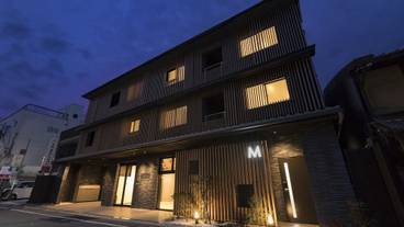 施設の正面 (日没後) / 2