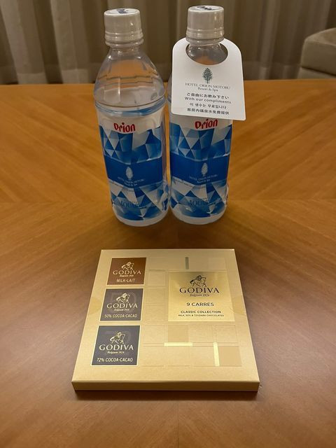 お部屋には利用人数分のボトルウォーターのサービスも / 5