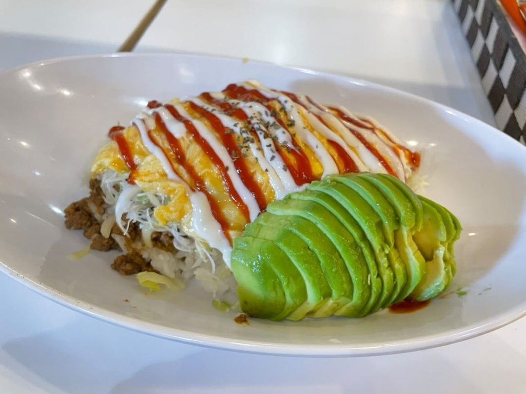 「きじむなぁ デポアイランド店」の”オムタコ”というオムライス風の「タコライス」が看板メニュー / 2