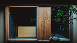 本館101:プライベートガーデン付デラックス クイーンベッド