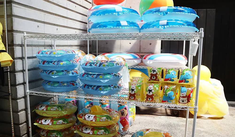 小さい子供用のアームリングや浮き輪も充実。1点ずつレンタルもできますが「カリホーダイ」にすれば、いろんなアイテムを欲張りに楽しめますよ。