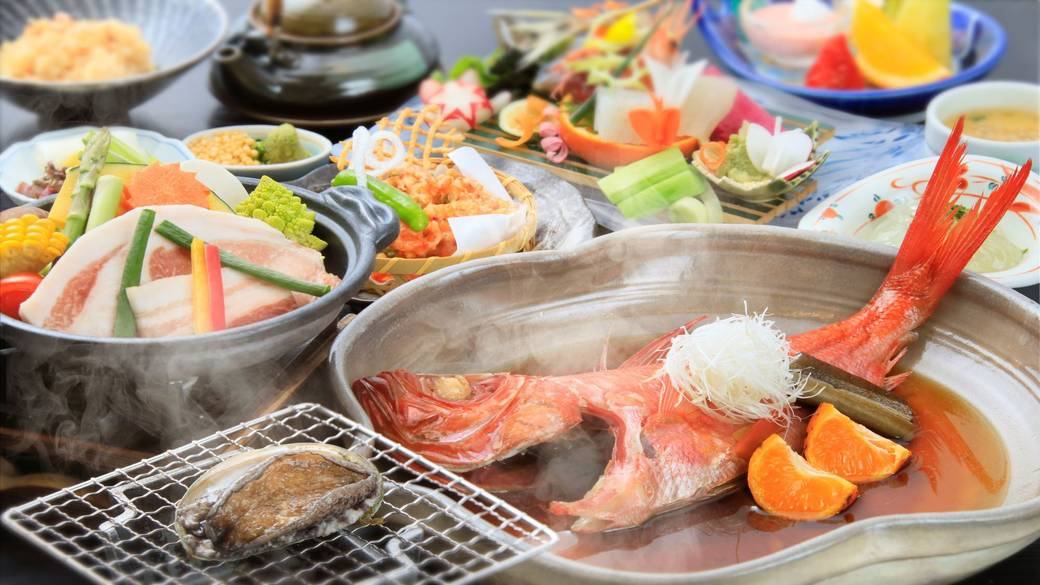 新鮮魚介がたっぷり！
会席料理を部屋食で / 1