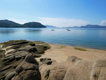 百島の南端部にあるだんご岩と青い海 (広島県尾道市)