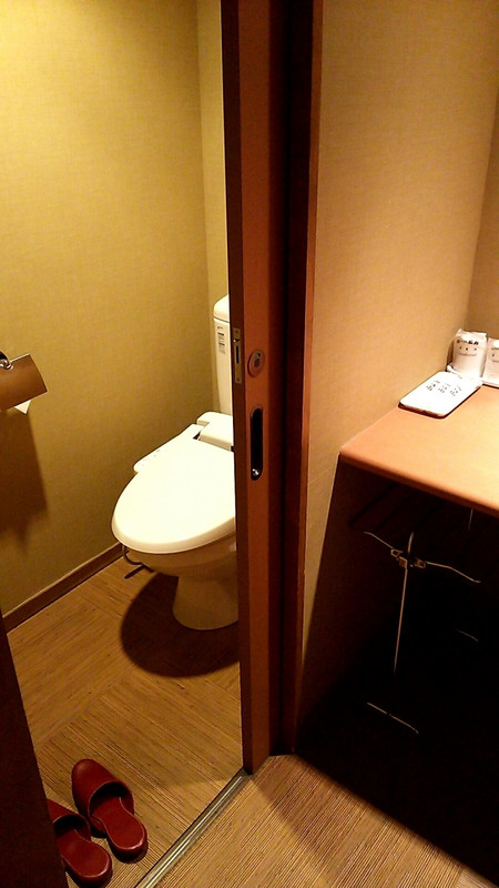 部屋にはお手洗いだけでお風呂はありません