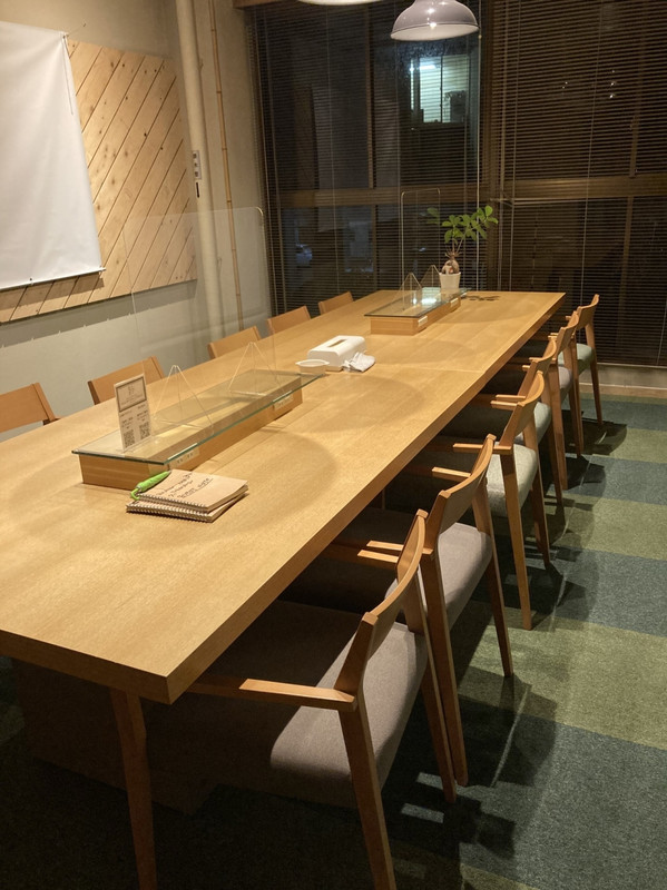 飲食スペース~何人かゲストが利用してました