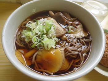 「山野草」料理 852808 特上 きのこそば 460円　(2016.9)　
